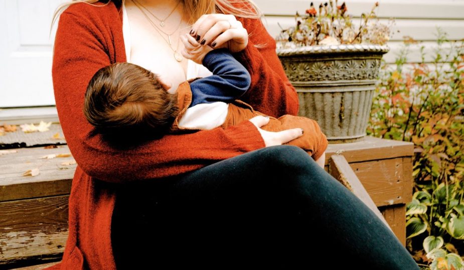 How to breastfeed in public. Tips For Discreet Breastfeeding.